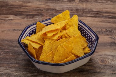 Meksika mısır cipsi üçgen yığını.