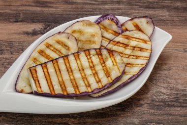 Izgara graffiti yumurta dilimleri ve zeytinyağı.