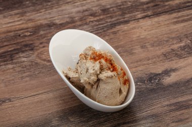 Kavanozda baharatlı ringa yağı var.