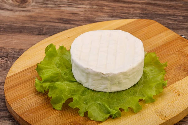 Lahodný Tradiční Sýr Kulatý Měkký Sýr — Stock fotografie