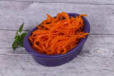 Kore cattot atıştırmalık salatası kasede fesleğen yaprağı servis edilir.