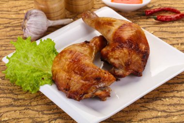 Çıtır çıtır kızarmış tavuk budu.
