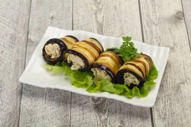 Peynirli patlıcan dolması ve otlar salata servis