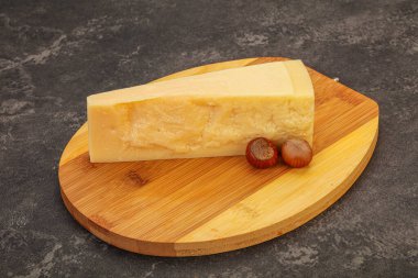 Tahtanın üzerinde fındıklı parmesan peyniri.