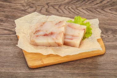 Pişirmek için çiğ balık filetosu.