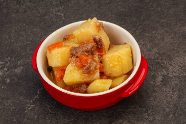 Soslu ve sebzeli kızarmış patates ve biftek.