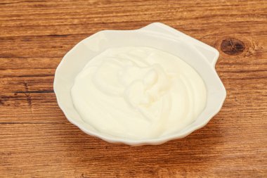 Süt ekşi krema kasede