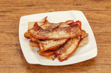 Kızarmış domuz pastırması tabakta.