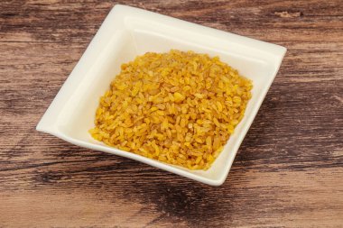 Vejetaryen mutfağı. Kasede pişirmek için kuru bulgur.