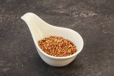 Kuru kişniş tohumları kasede.