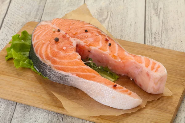 Bistecca Salmone Cruda Con Sale Pepe Pronta Griglia — Foto Stock