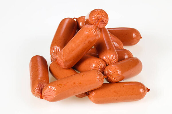 Вкусные мясные колбаски готовы к употреблению на белом фоне
