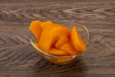 Şuruplu tatlı mango dilimleri.