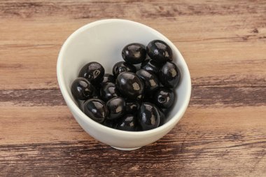 Kasede marine edilmiş siyah zeytin.