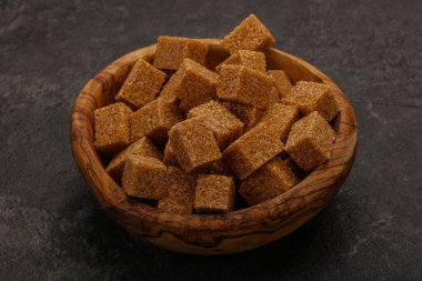 Kahverengi baston şeker yavruları kasede