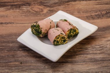 Peynirli ve sarımsaklı jambonlu sandviç.