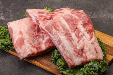 Lezzetli yemek için çiğ domuz kaburgası.