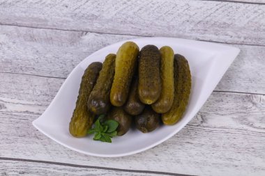 Kâsede fesleğen servis edilen salatalık yığını.