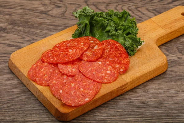 Italiano Spycy Pepperoni Salsicha Fatias Sobre Bordo — Fotografia de Stock
