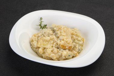 Armut ve gorgonzola peynirli risotto.