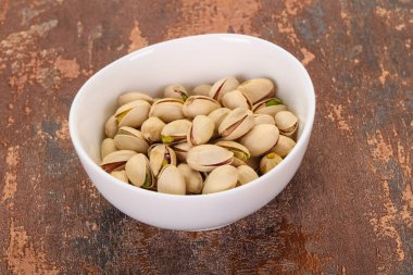 Fıstık ezmesi kabın içinde.