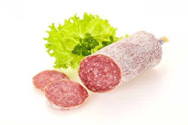 İtalyan kuru salamlı domuz sosisi salata yaprağı servis edildi.