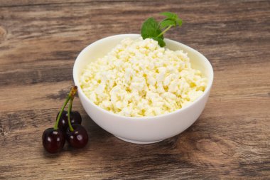 Taze kaymak tabaktaki taze kaymak. Naneli ve vişneli.