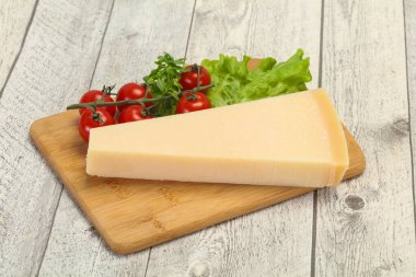 İtalyan geleneksel parmesan peyniri üçgeni salata servis etti