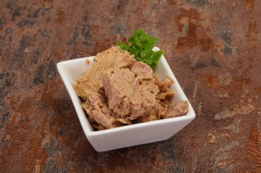 Kasede ton balığı konservesi fesleğen yaprağı var.