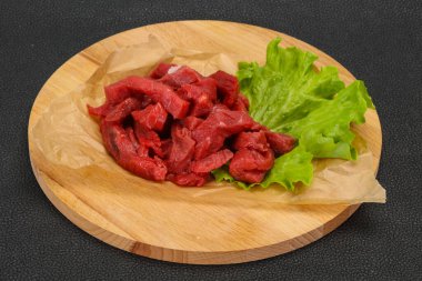 Çiğ et dilimlenmiş, pişirmeye hazır.