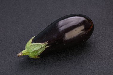 Siyah olgun taze bir patlıcan.