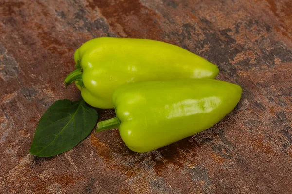 Reife Grüne Paprika Auf Hölzernem Hintergrund — Stockfoto