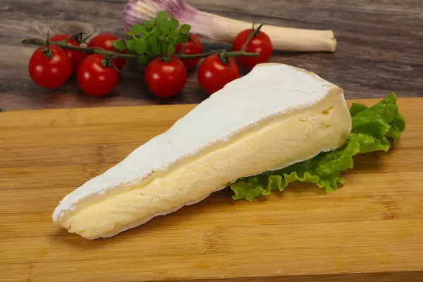 Triángulo Queso Brie Servido Ensalada Hojas —  Fotos de Stock