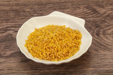 Vejetaryen mutfağı. Kasede pişirmek için kuru bulgur.