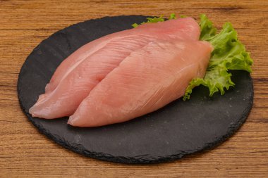 Pişirmek için çiğ hindi göğsü.