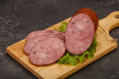 Baharatlı ve otlu füme jambon.