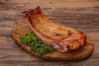 Baharatlı ve otlu domuz pirzolası.