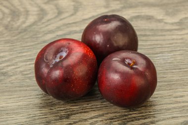 Olgun tatlı erik meyvesi yığını