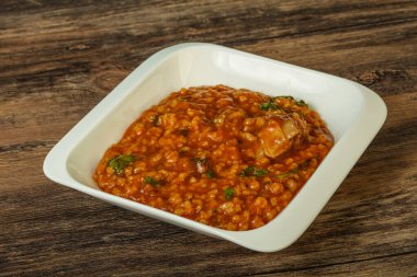 Geleneksel Gürcistan Kharço çorbası. Et ve baharatlı.