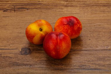Olgun tatlı kırmızı Nectarine meyvesi