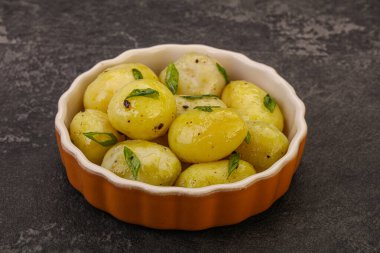 Kasede taze haşlanmış patates soğan servis edildi.