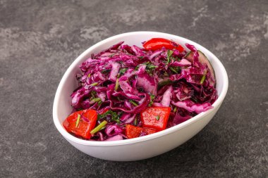 Bitki ve baharatlı kırmızı lahana turşusu