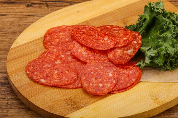 Italiano Spycy Pepperoni Salsicha Fatias Sobre Bordo — Fotografia de Stock