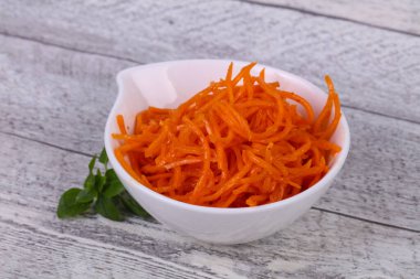 Kore cattot atıştırmalık salatası kasede fesleğen yaprağı servis edilir.