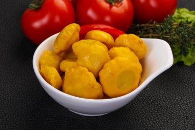 Lezzetli terbiye edilmiş veranda kasede.