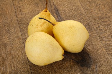 Sulu, olgun, sarı Çin armudu. 