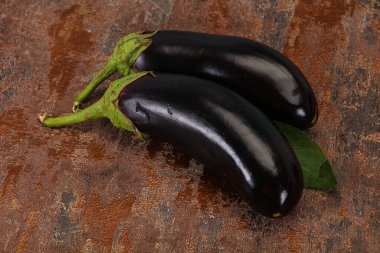 Ahşap arka planda birkaç olgun patlıcan.