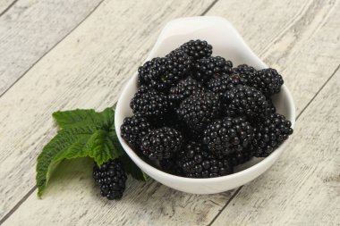 Tatlı, olgun, yapraklı Blackberry yığını