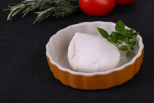 Palla Mozzarella Italiana Servita Con Basilico Pomodori — Foto Stock