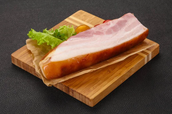 烟熏猪肉胸配沙拉叶和西红柿 — 图库照片